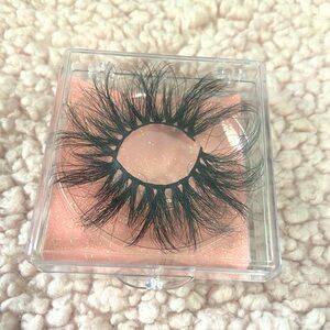 Eyelashes - Mink Lashes w/ a soft & fluffy feel